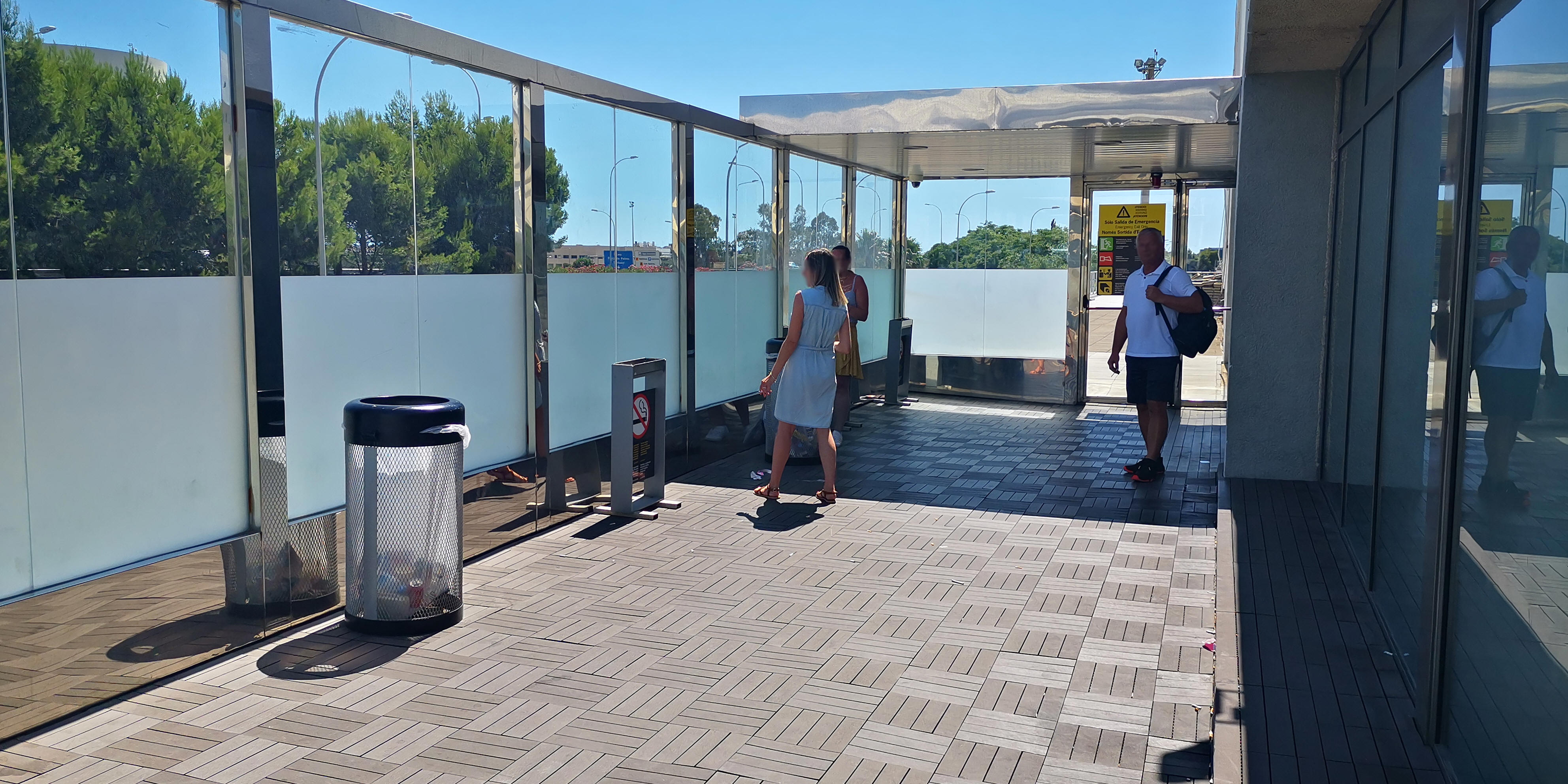 Smoking at Palma de Mallorca Airport (Majorca) (PMI), Zona Habilitada per a Fumar. Smoking Area.